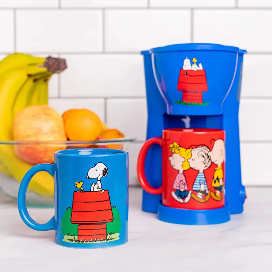 Hot Single Cup Coffee Maker Gift Set with 2 Mugs Peanuts Gang | Kitchen